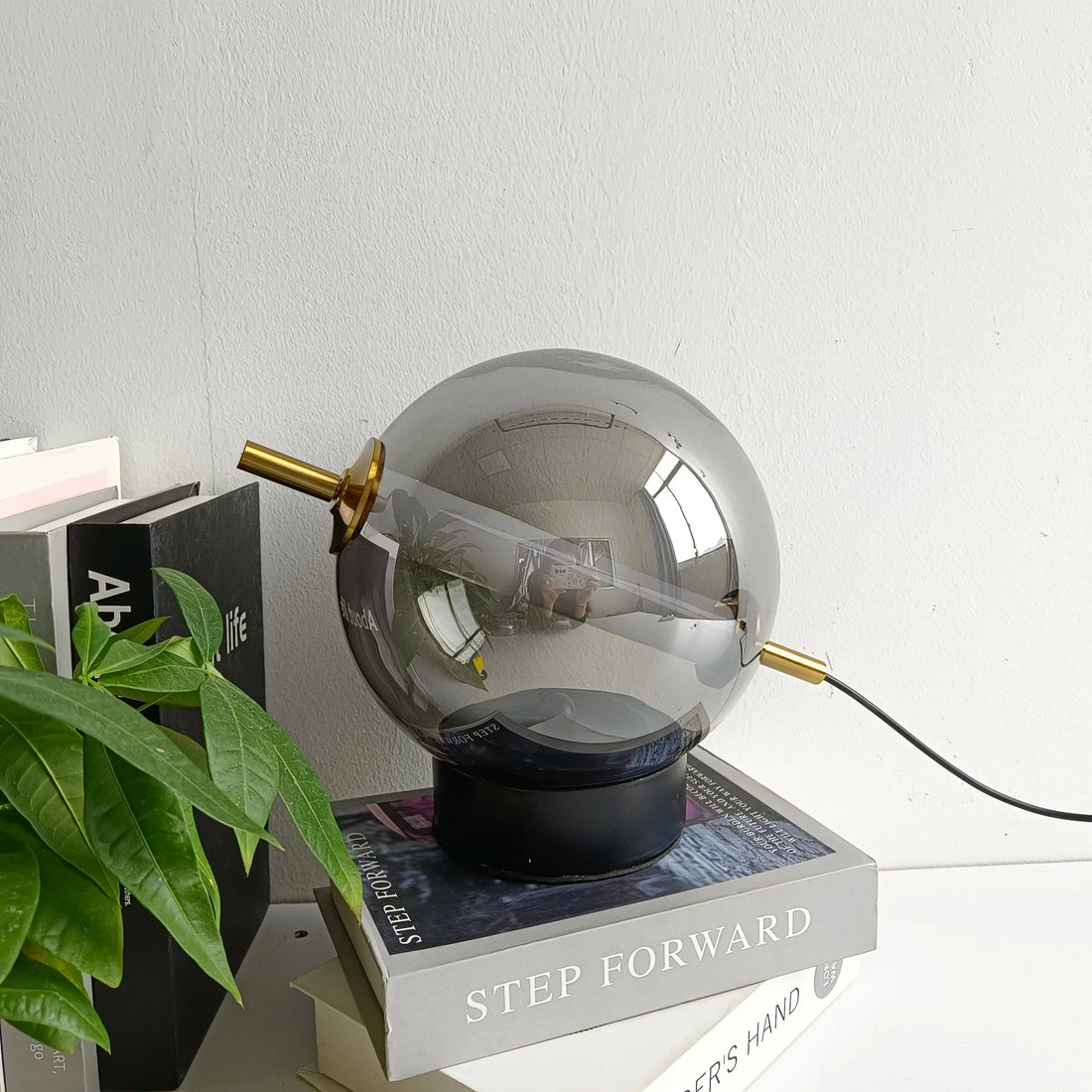 RetroGlass - Vintage Bordslampa med LED-belysning för Stämningsfulla Accentueringar