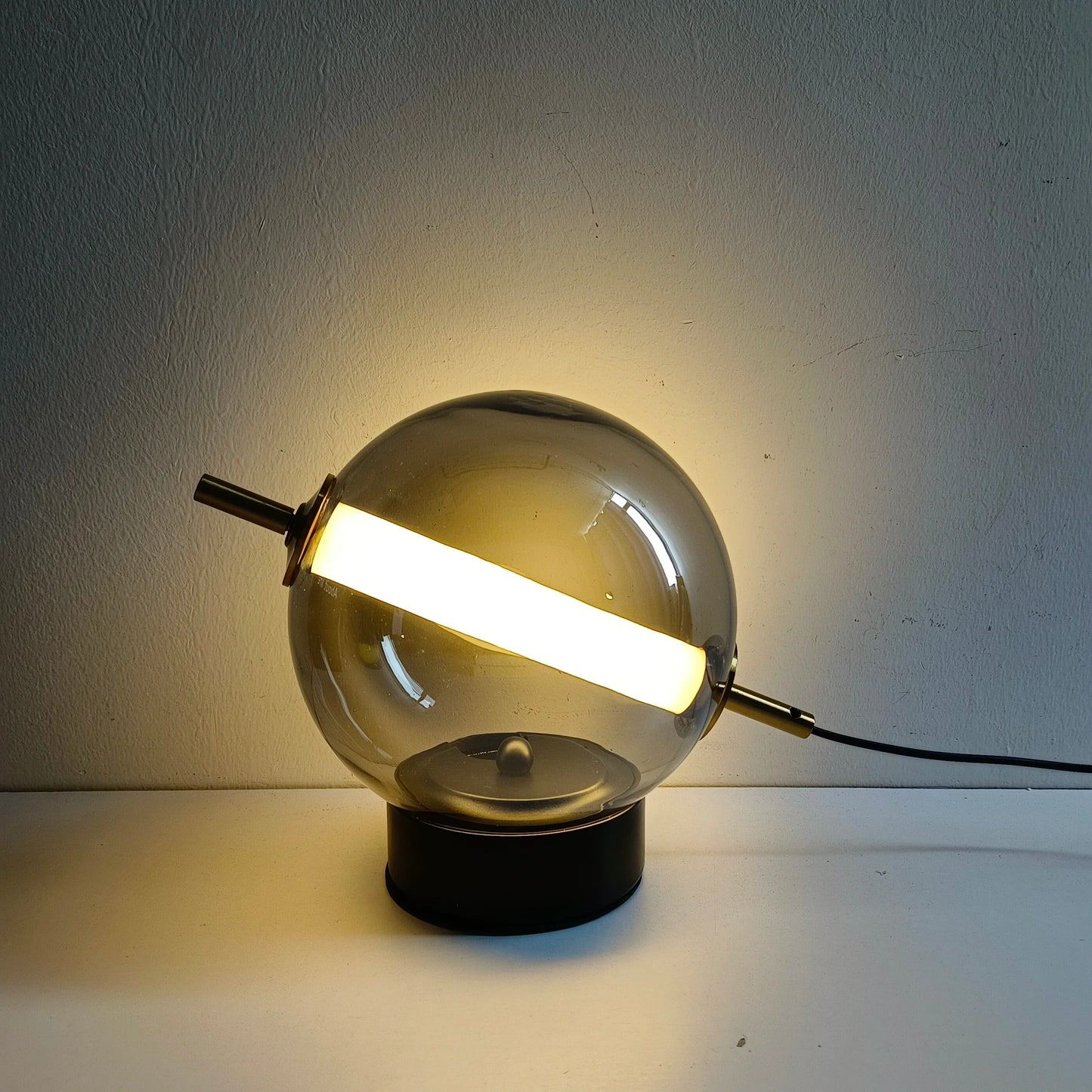 RetroGlass - Vintage Bordslampa med LED-belysning för Stämningsfulla Accentueringar