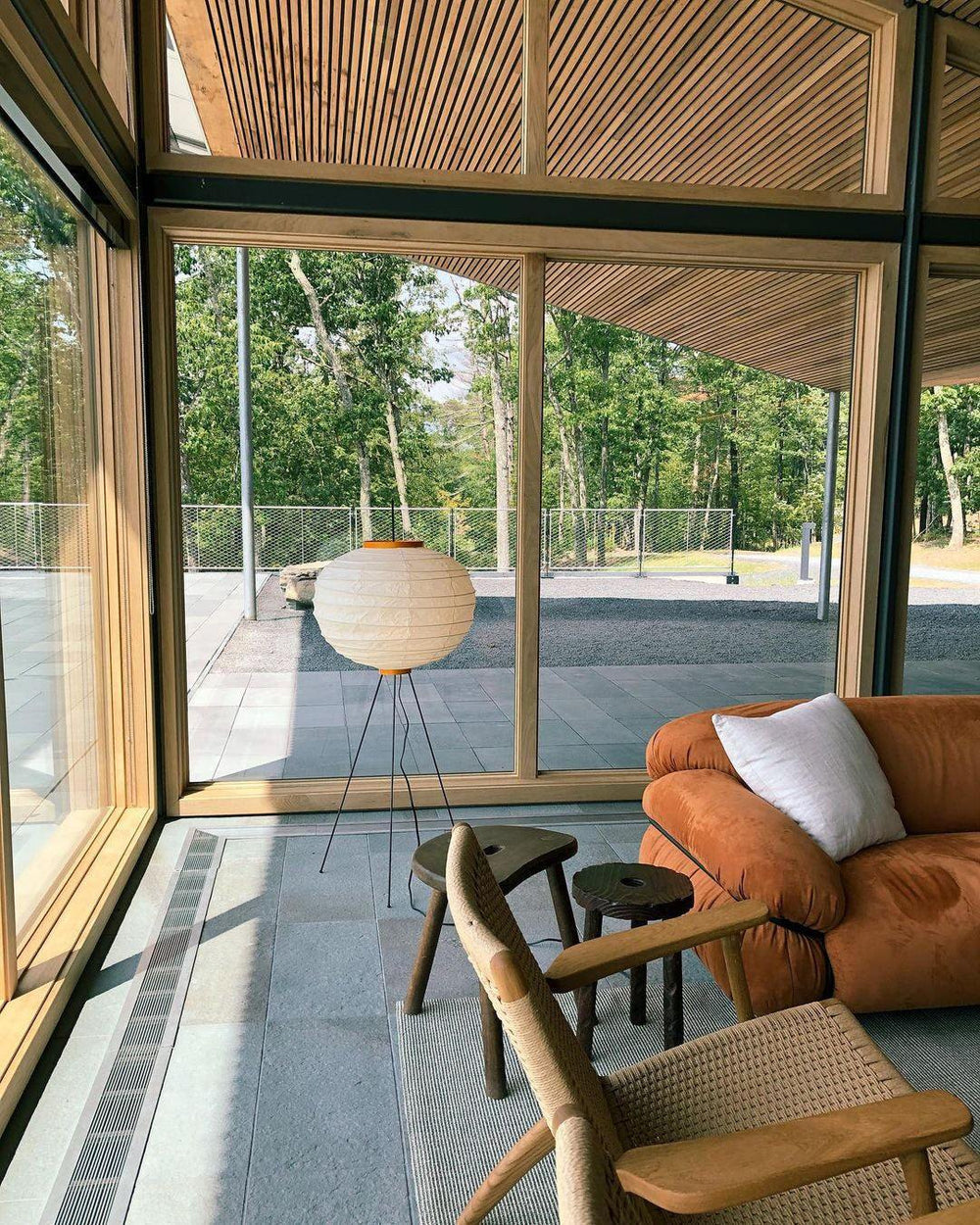 Lunora Haze | Skulptural golvlampa i rispapper i Japandi-stil