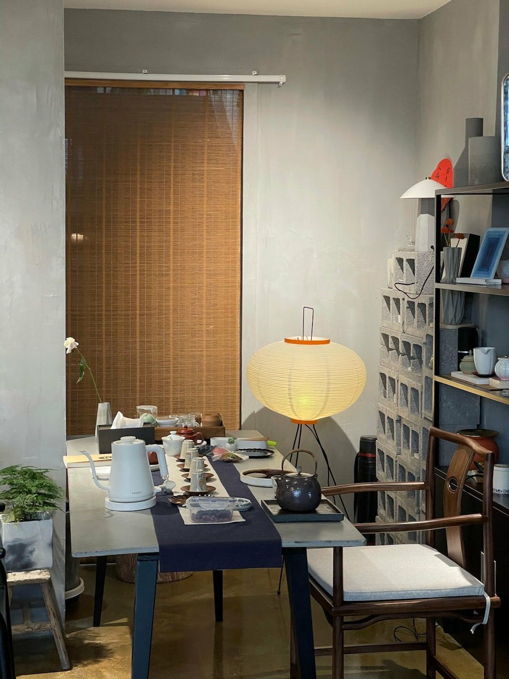 Lunora Haze | Skulptural golvlampa i rispapper i Japandi-stil