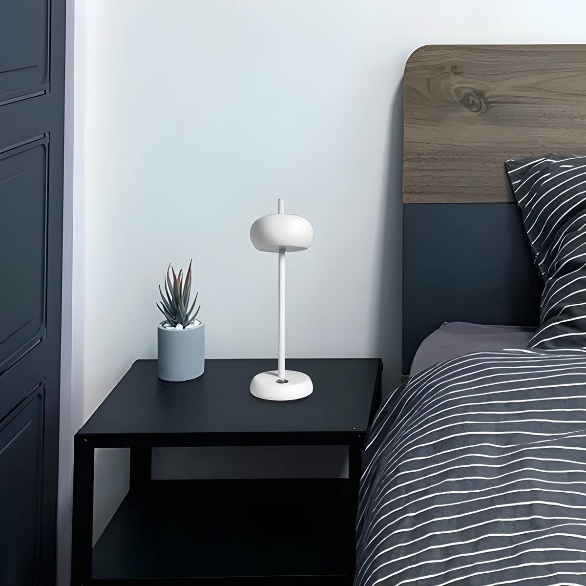 EdgeLume - Modern Bordslampa med Stilrent Design