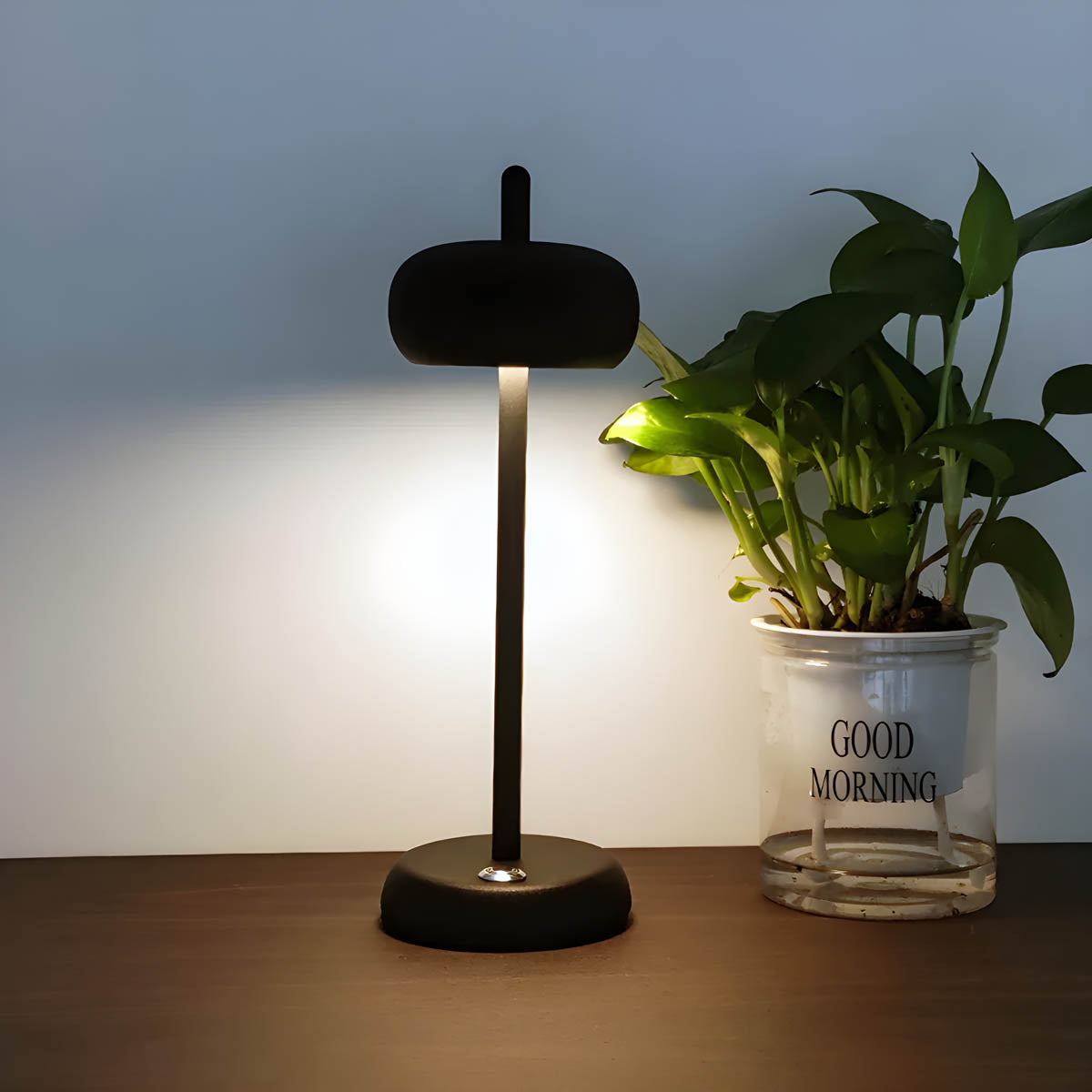 EdgeLume - Modern Bordslampa med Stilrent Design