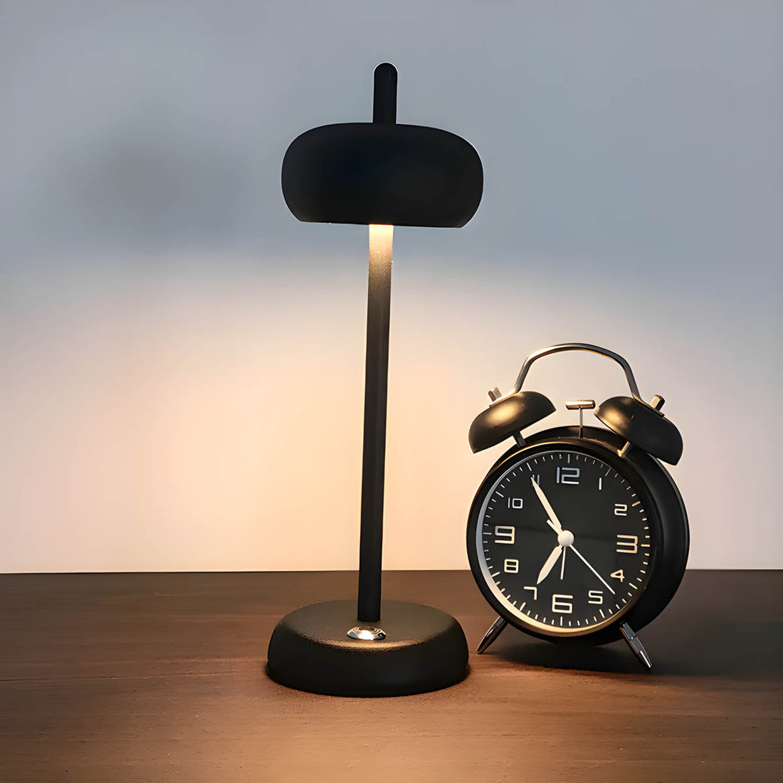 EdgeLume - Modern Bordslampa med Stilrent Design
