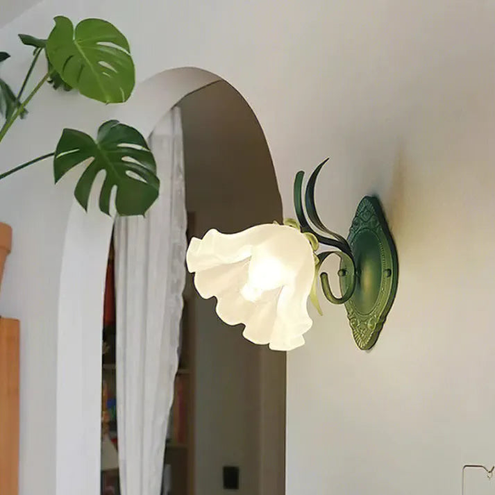 LilyGlow – Vägglampa med Blommönster