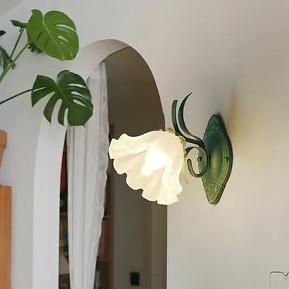 LilyGlow – Vägglampa med Blommönster