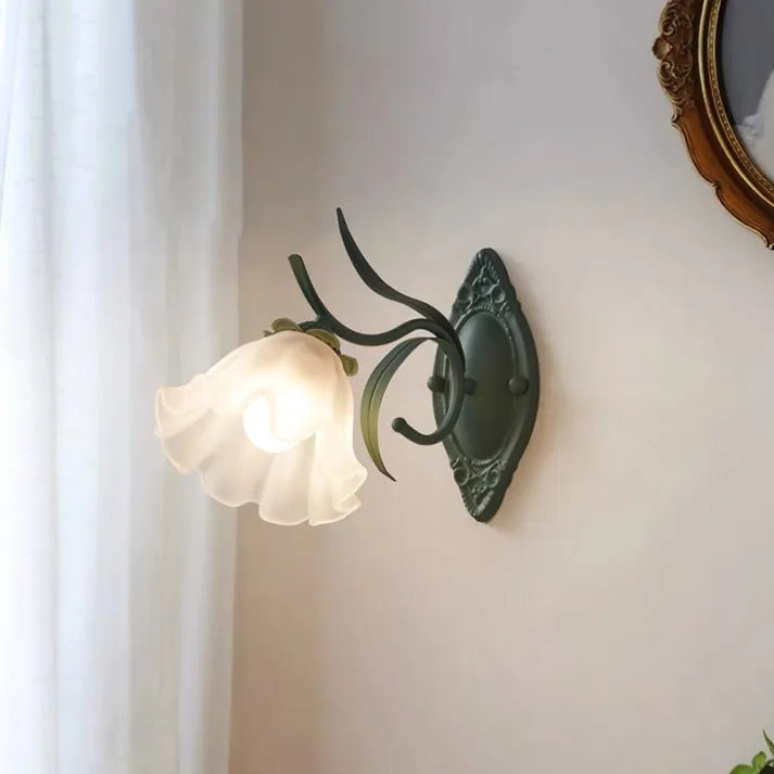 LilyGlow – Vägglampa med Blommönster