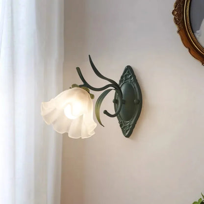 LilyGlow – Vägglampa med Blommönster