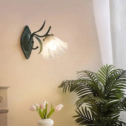 LilyGlow – Vägglampa med Blommönster