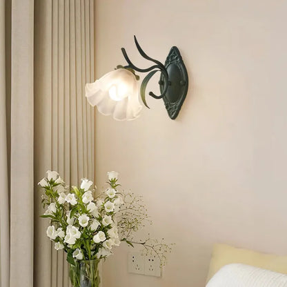 LilyGlow – Vägglampa med Blommönster