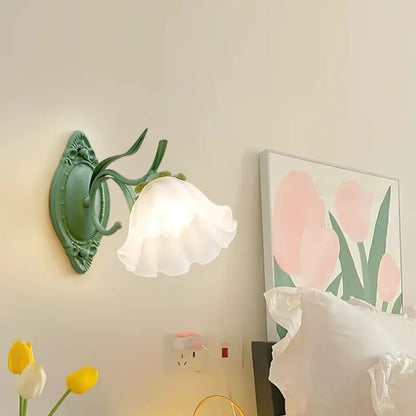 LilyGlow – Vägglampa med Blommönster