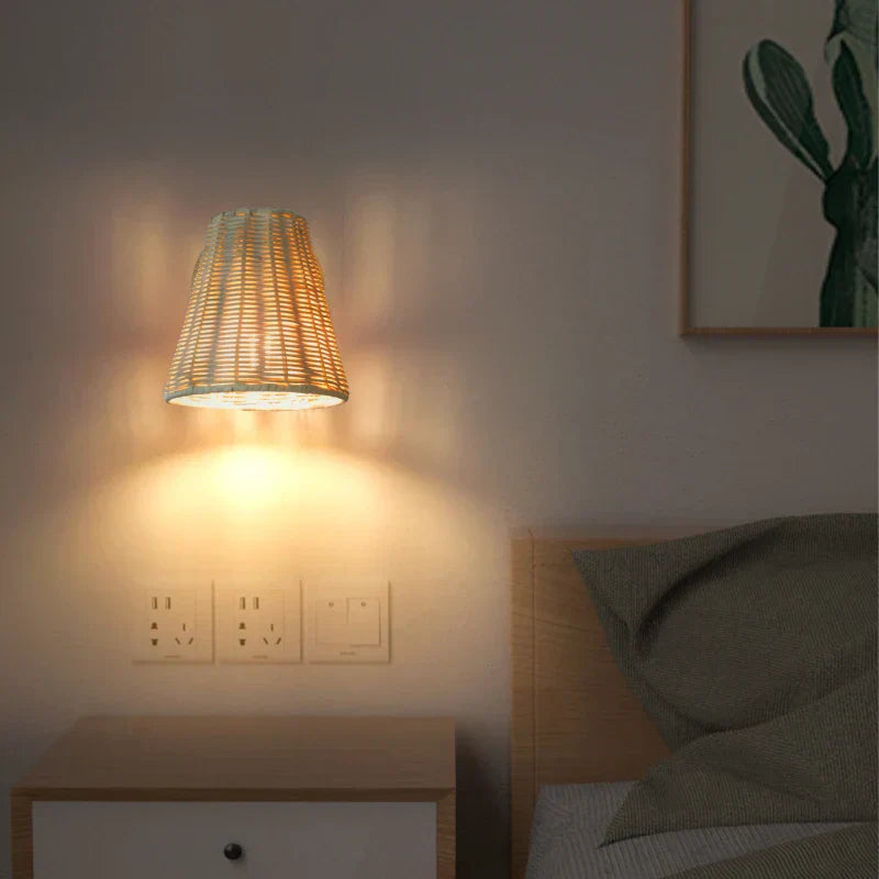 RattanGlow - Svängbar Vägglampa av Handvävd Rattan