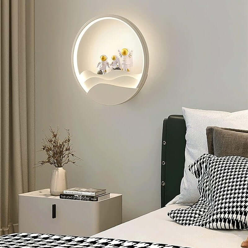 Royallure Astronaut Vägglampa 11" – Trikolor LED, Justerbart Varm-Kall Ljus