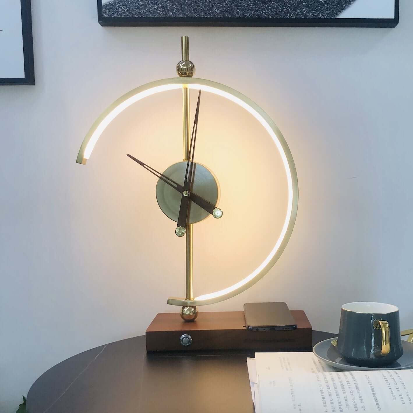 Luxora Återuppladdningsbar Lampa Klocka – Qi Trådlös Laddare, LED Skrivbord Accent