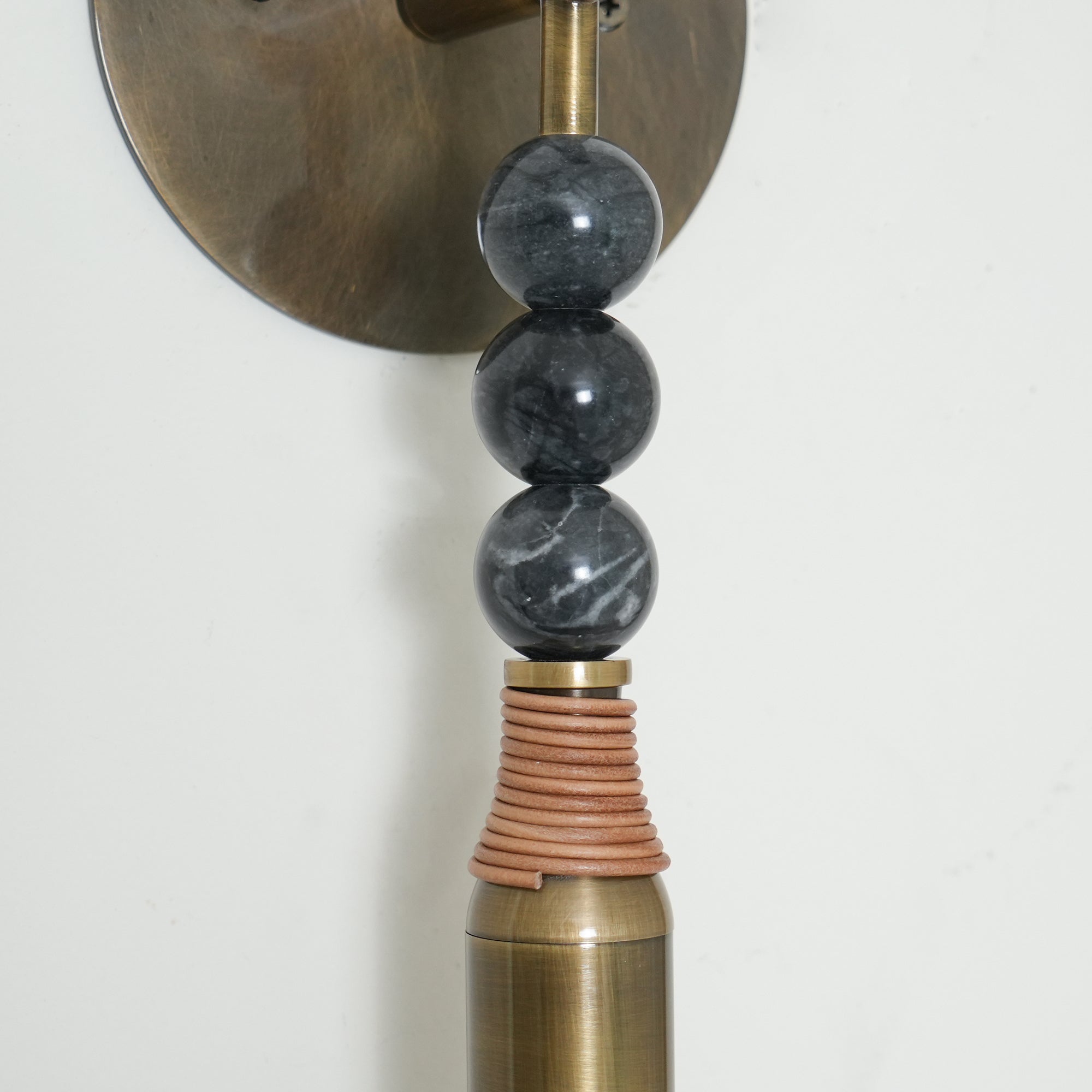 Persepolis-inspirerad marmor- och mässingsväggsconce