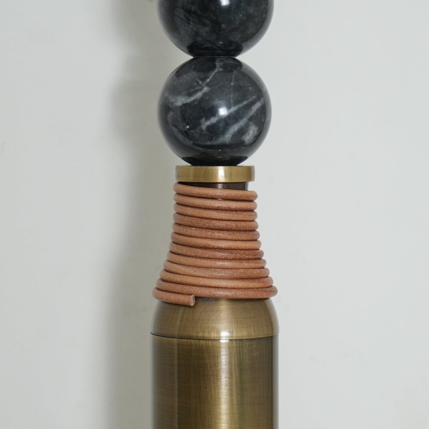 Persepolis-inspirerad marmor- och mässingsväggsconce