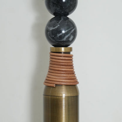 Persepolis-inspirerad marmor- och mässingsväggsconce