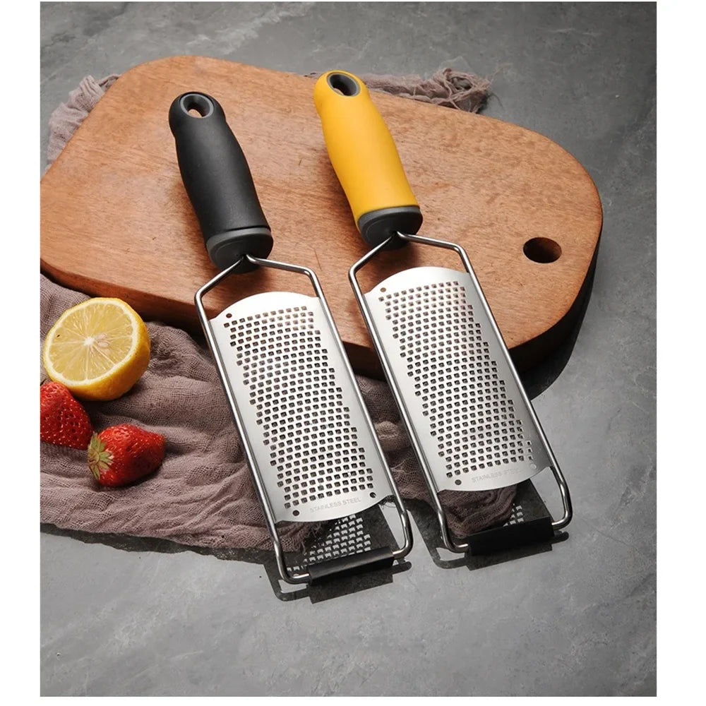 Carvallo ZestPro Multifunktionell Rostfri Rive med Handtag | Ost-, Citron-, Choklad- & Grönsaksrivare | Platt Köksrensare med Finger-skydd