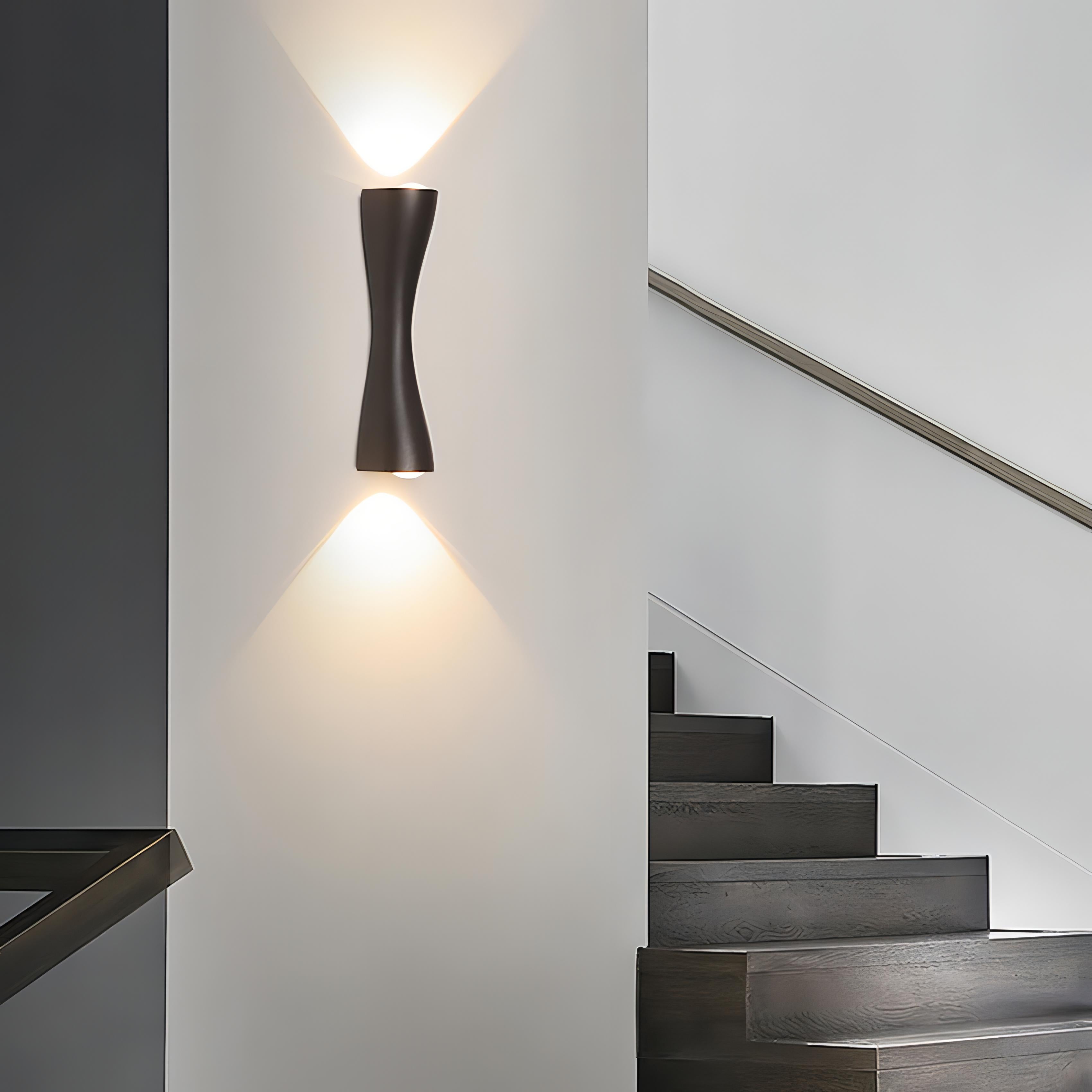 Lachlan - Utomhus LED Upp/Ner Modern Böjd Vägglampa