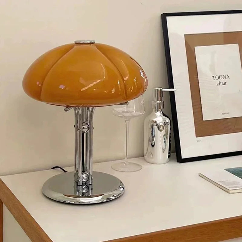 Luminarae | Modern bordslampa i medeltidsinspirerad konstdesign