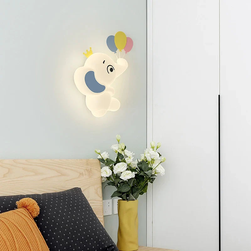 SavanneKids - Tecknad Vägglampa med Djurmotiv för Barnrum