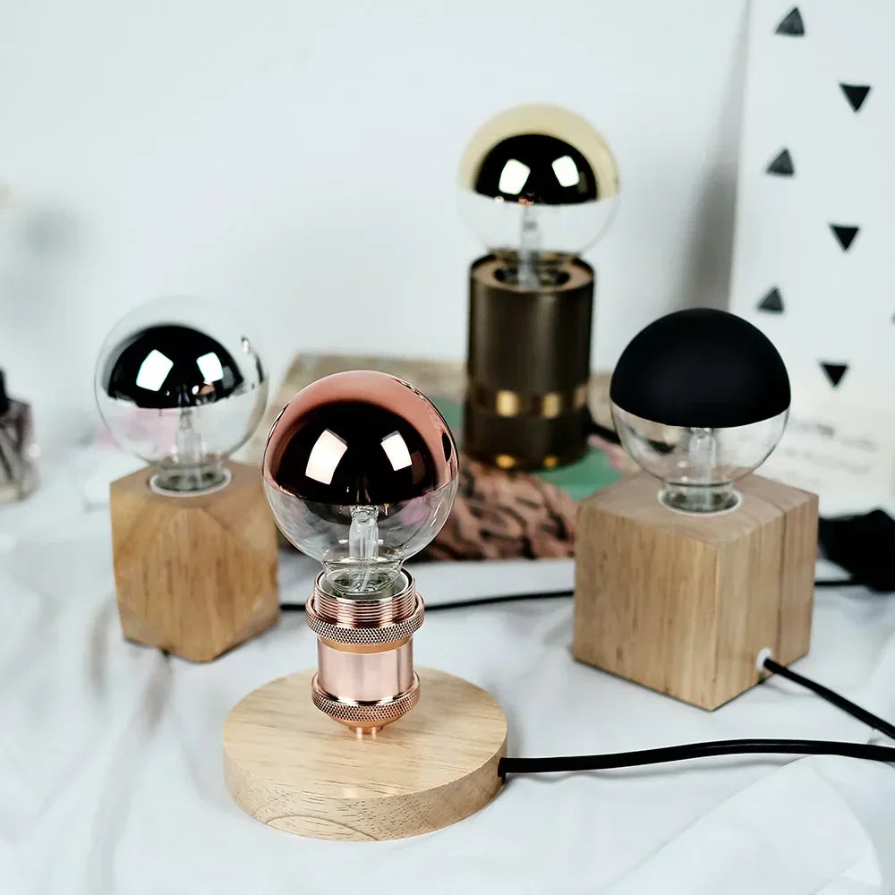 RetroGlow - Vintage LED Bordslampa med Träbas, Dimmbar och Varm Ljus