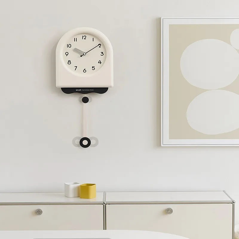 CremePendulum - Koreansk Stil Väggklocka med Modernt Design