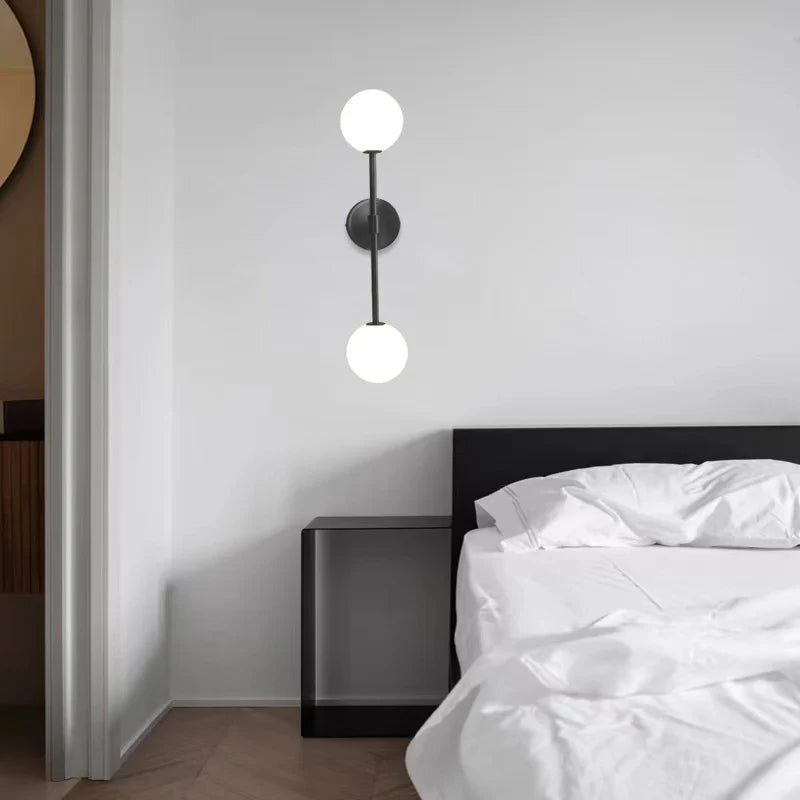LuxeLED - Guld Vägglampa med Mjölkglasboll och Dubbel G4 Lampa