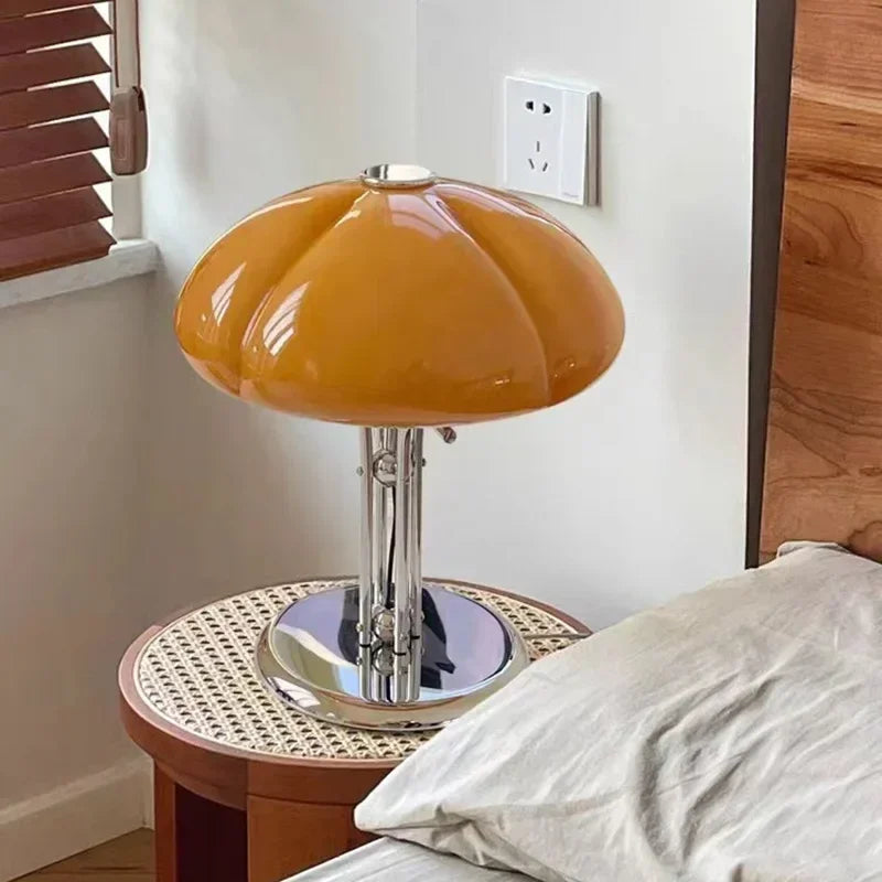 Luminarae | Modern bordslampa i medeltidsinspirerad konstdesign