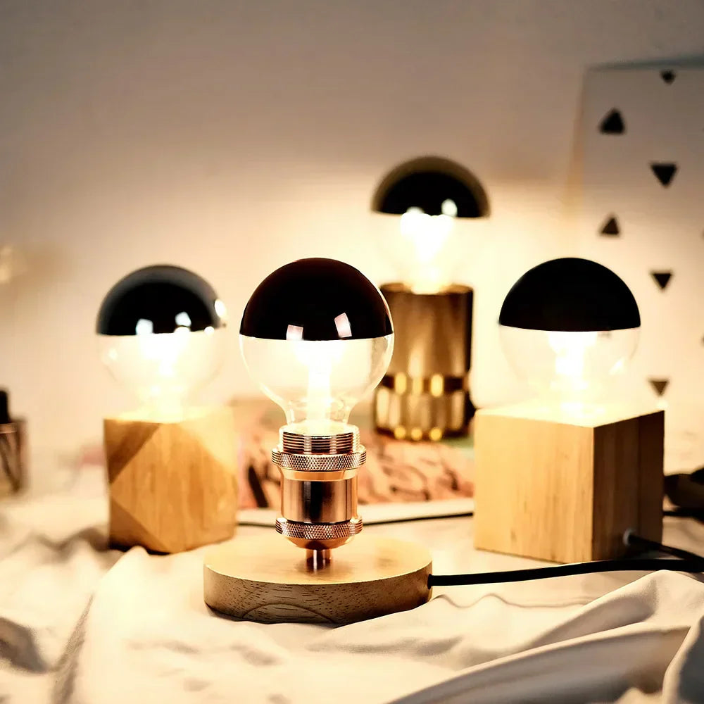RetroGlow - Vintage LED Bordslampa med Träbas, Dimmbar och Varm Ljus