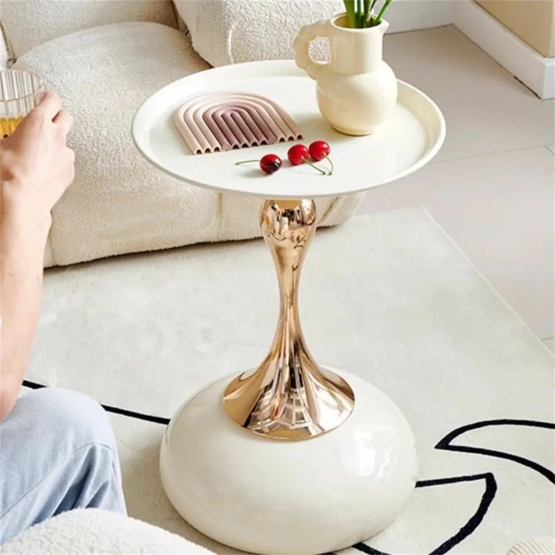 Auranelle | Rund designad sidobord i ljus italiensk lyxstil