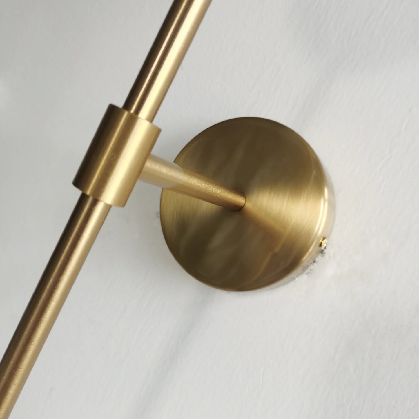 LuxeLED - Guld Vägglampa med Mjölkglasboll och Dubbel G4 Lampa