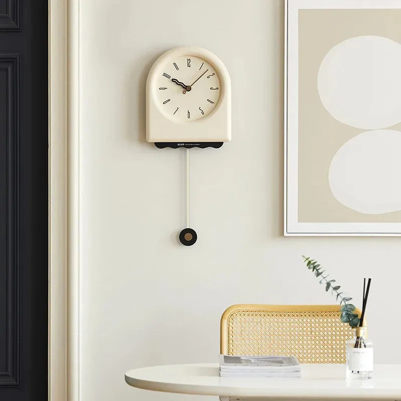 CremePendulum - Koreansk Stil Väggklocka med Modernt Design