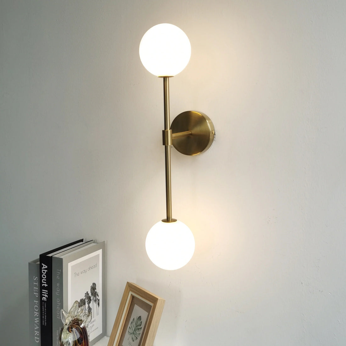 LuxeLED - Guld Vägglampa med Mjölkglasboll och Dubbel G4 Lampa