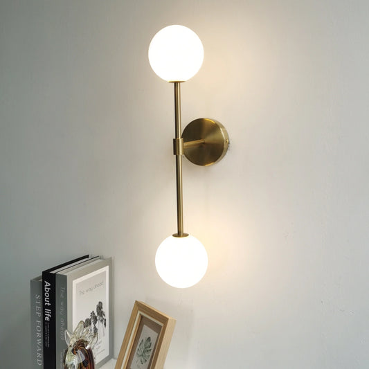 LuxeLED - Guld Vägglampa med Mjölkglasboll och Dubbel G4 Lampa