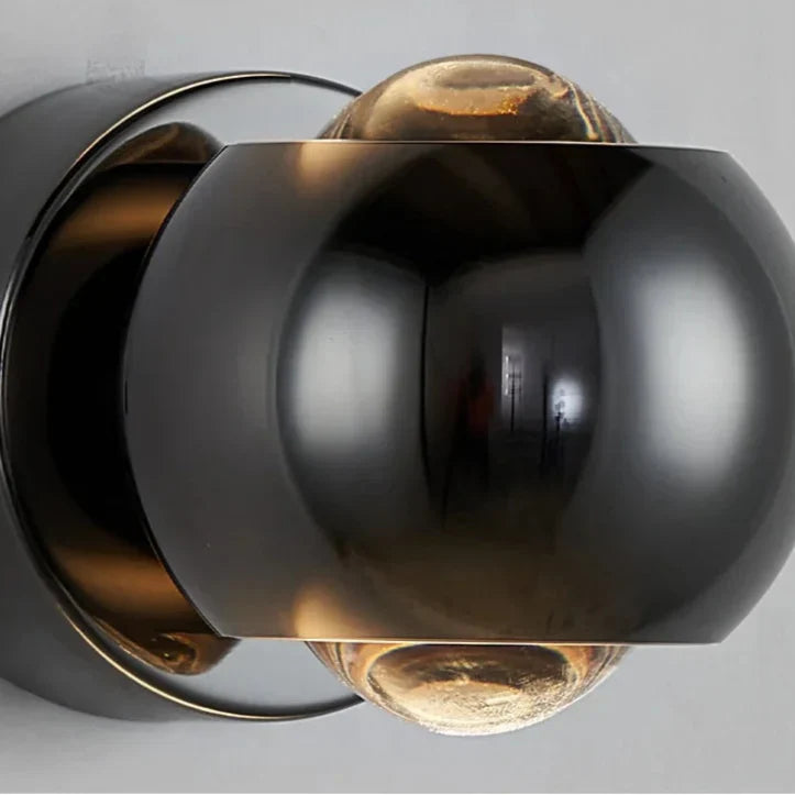 Orbis LED-vägglampa – Rotabel kulformad lampa i svart med 360° ljusriktning