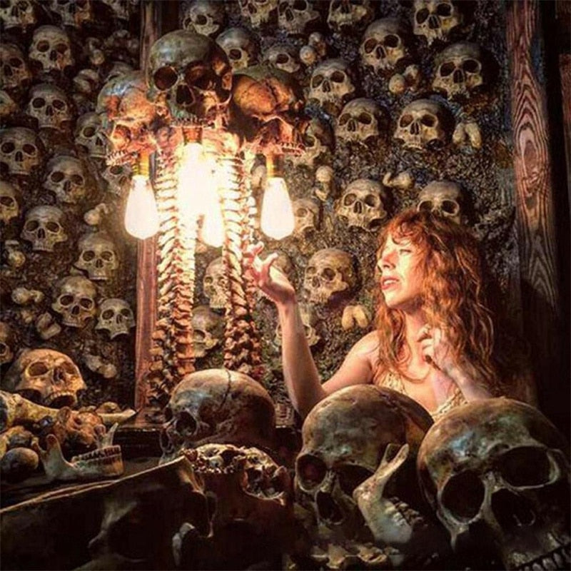 SkulloSpine – LED kranielampa med ryggrad detaljer för mörk dekorativ stil