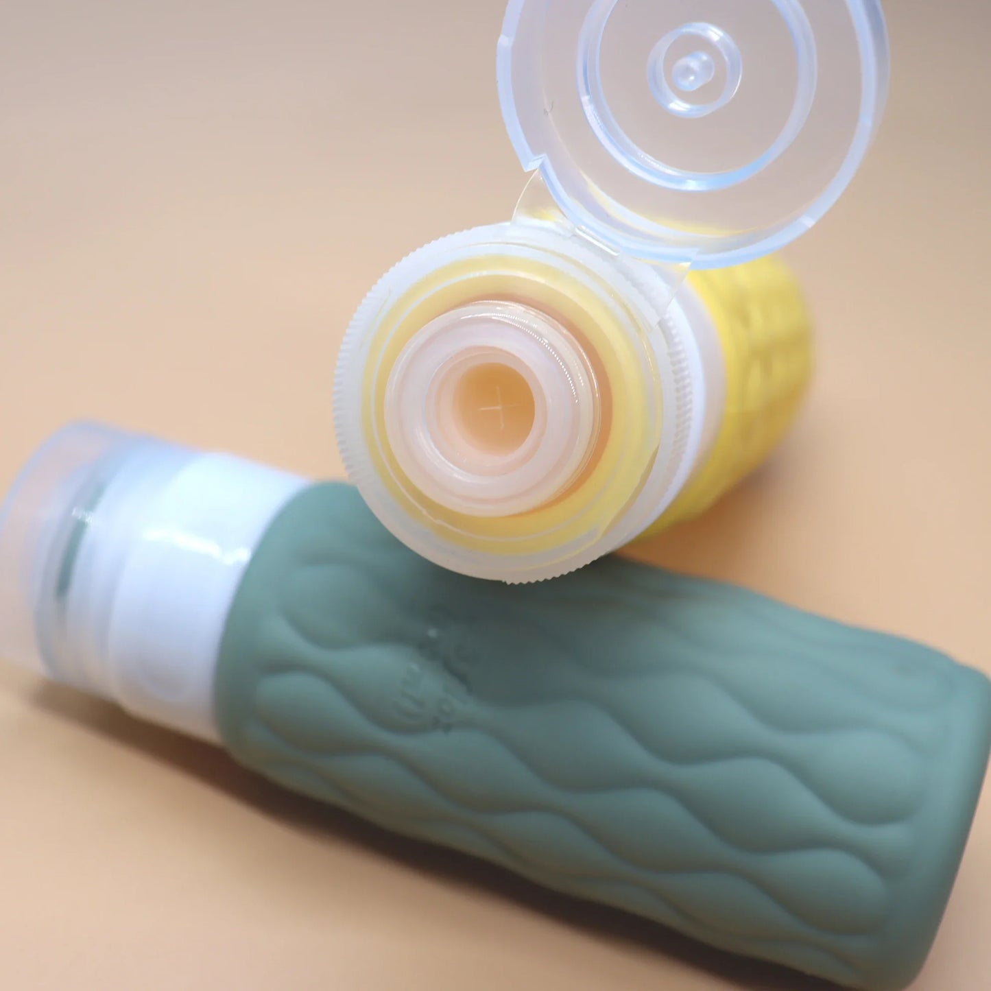 Carvallo Reseflaskor Set | Mjuka silikonflaskor & spraybehållare | Läcksäkra & TSA-kompatibla | För schampo, lotion & kosmetik