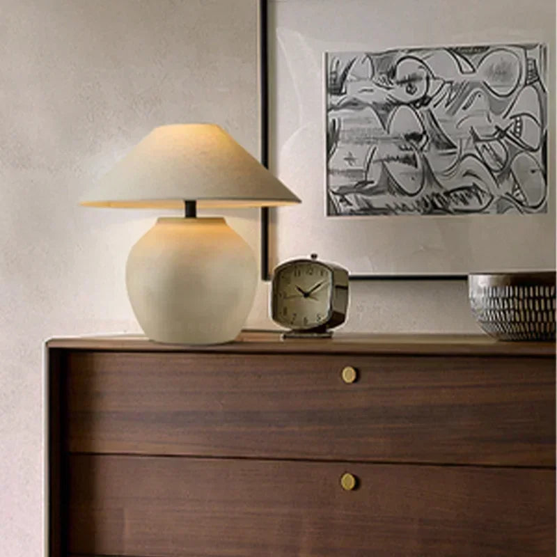 LumeVase – Keramisk Bordslampa med Minimalistisk Design