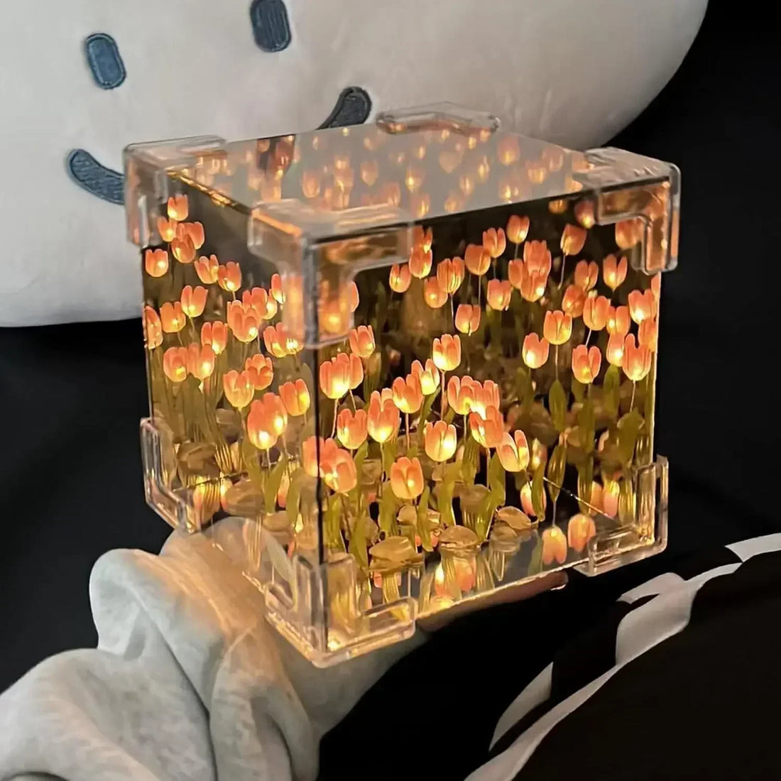 MirrorBloom - DIY Spegelkub Lamp med Tulpan Design