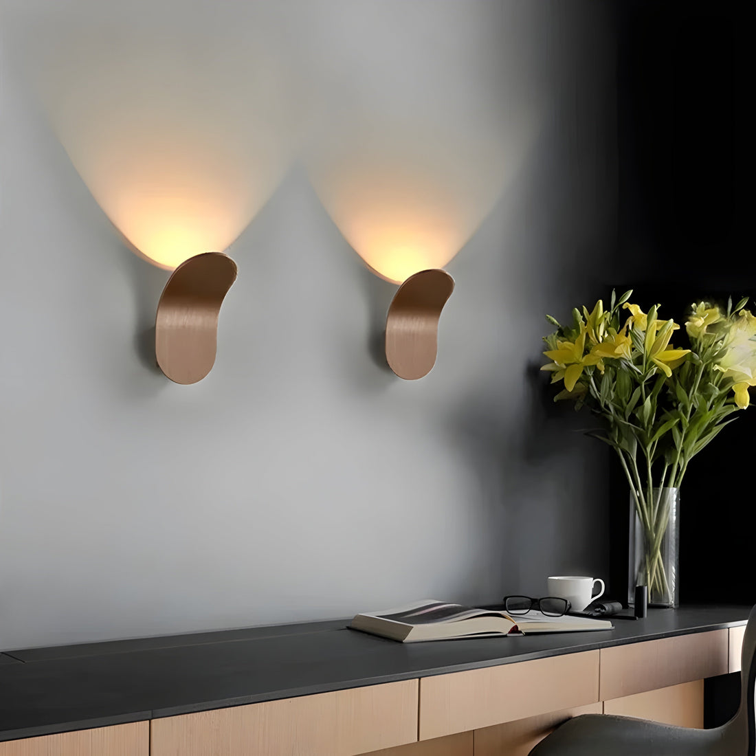 LED vägglampa med svängarm – Justerbar design för hall och vardagsrum