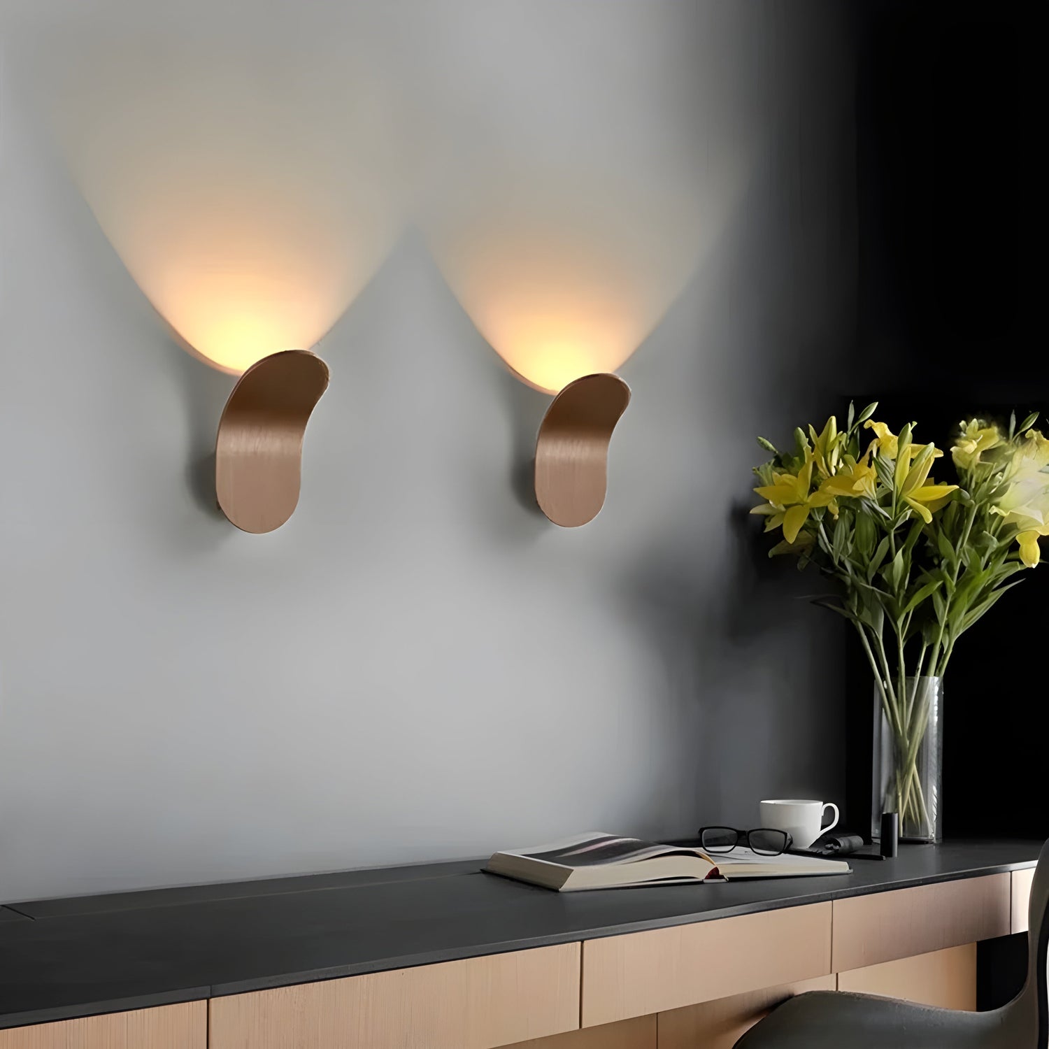LED vägglampa med svängarm – Justerbar design för hall och vardagsrum