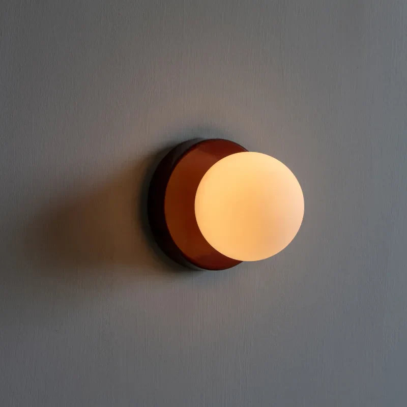 Vägglampa med glasglob Modern design