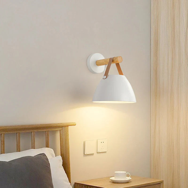 NordicGlow - LED Vägglampa med Trädetaljer och Läderrem