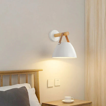NordicGlow - LED Vägglampa med Trädetaljer och Läderrem