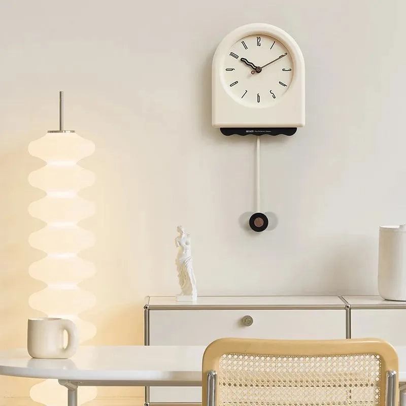 CremePendulum - Koreansk Stil Väggklocka med Modernt Design
