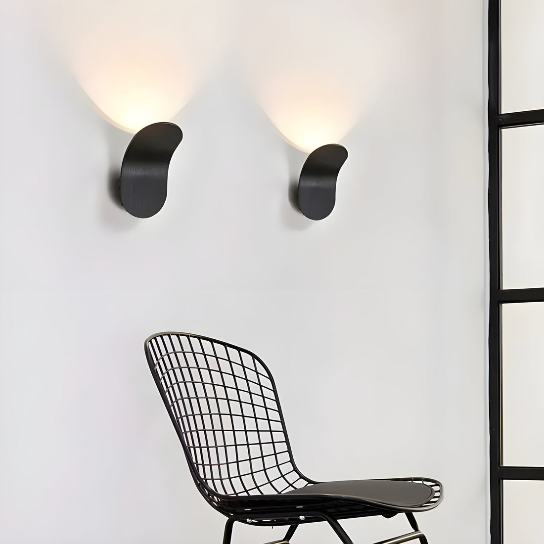 LED vägglampa med svängarm – Justerbar design för hall och vardagsrum