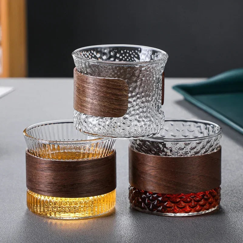 OakFlow Whisky Tumbler – Handgjord Glas med Trä Accent