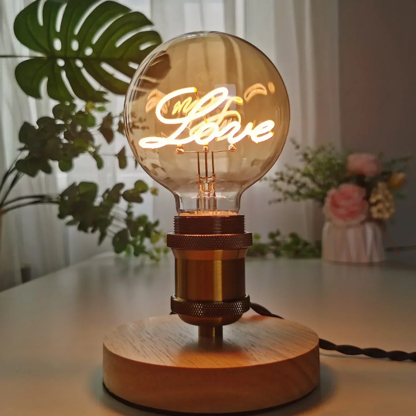 RetroLED - Vintage Bordslampa med Träbotten och LED-lampa med Inskrift