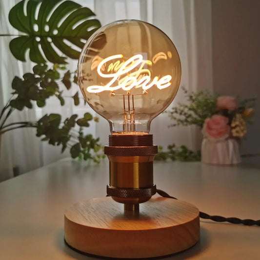 RetroLED - Vintage Bordslampa med Träbotten och LED-lampa med Inskrift