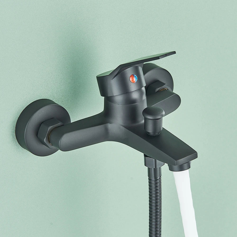 Nordren Vada | Svart väggmonterad kran med handdusch och blandningsventil